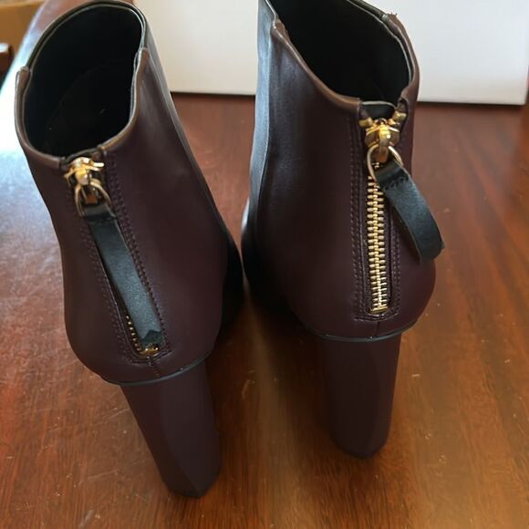 CABI black and plum leather 4” heel booties with back zipper Size 9.5 M NIB - Picture 4 of 11